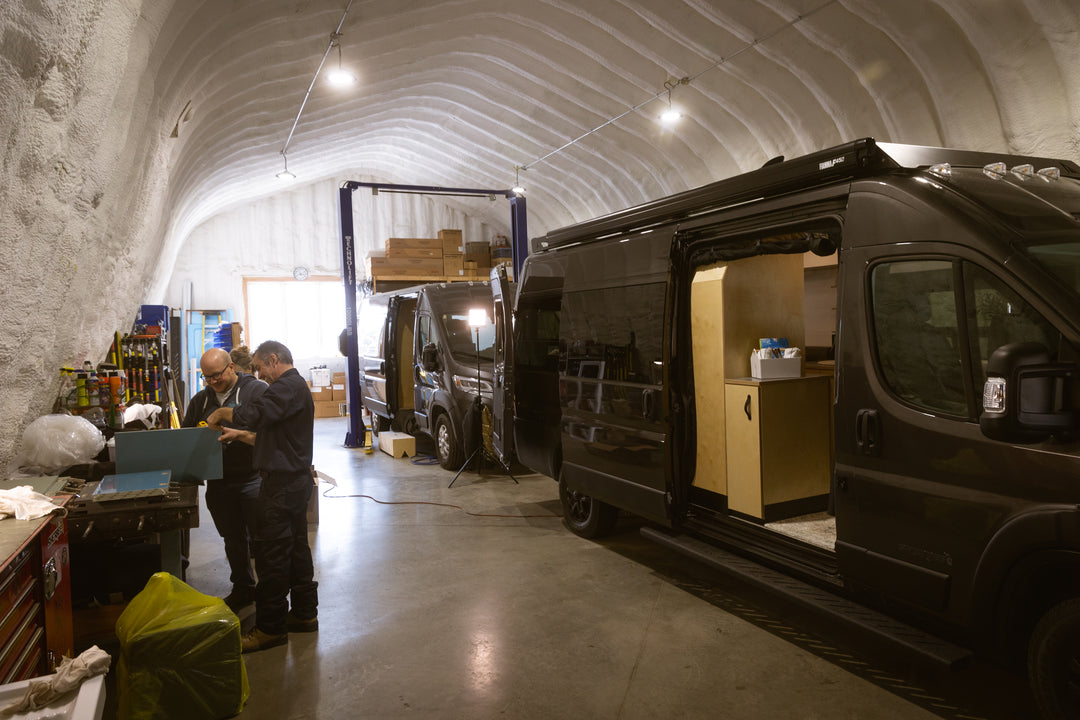 Vue de l'intérieur du garage où sont fabriquées les vans Sherbee en Estrie