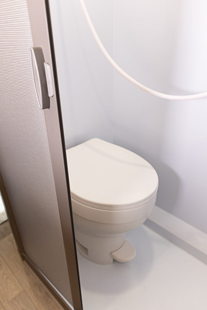 Vue de la salle de bain Sherbee incluant une toilette et une douche monocoque